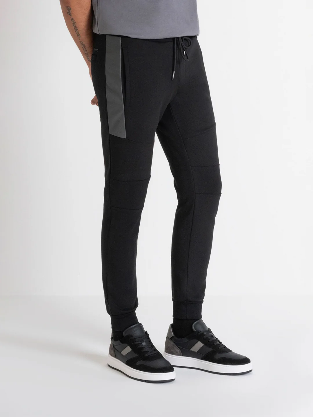 Antony Morato Men Black Solid Slim Fit Mid-Rise Jogger Style Track Pants
