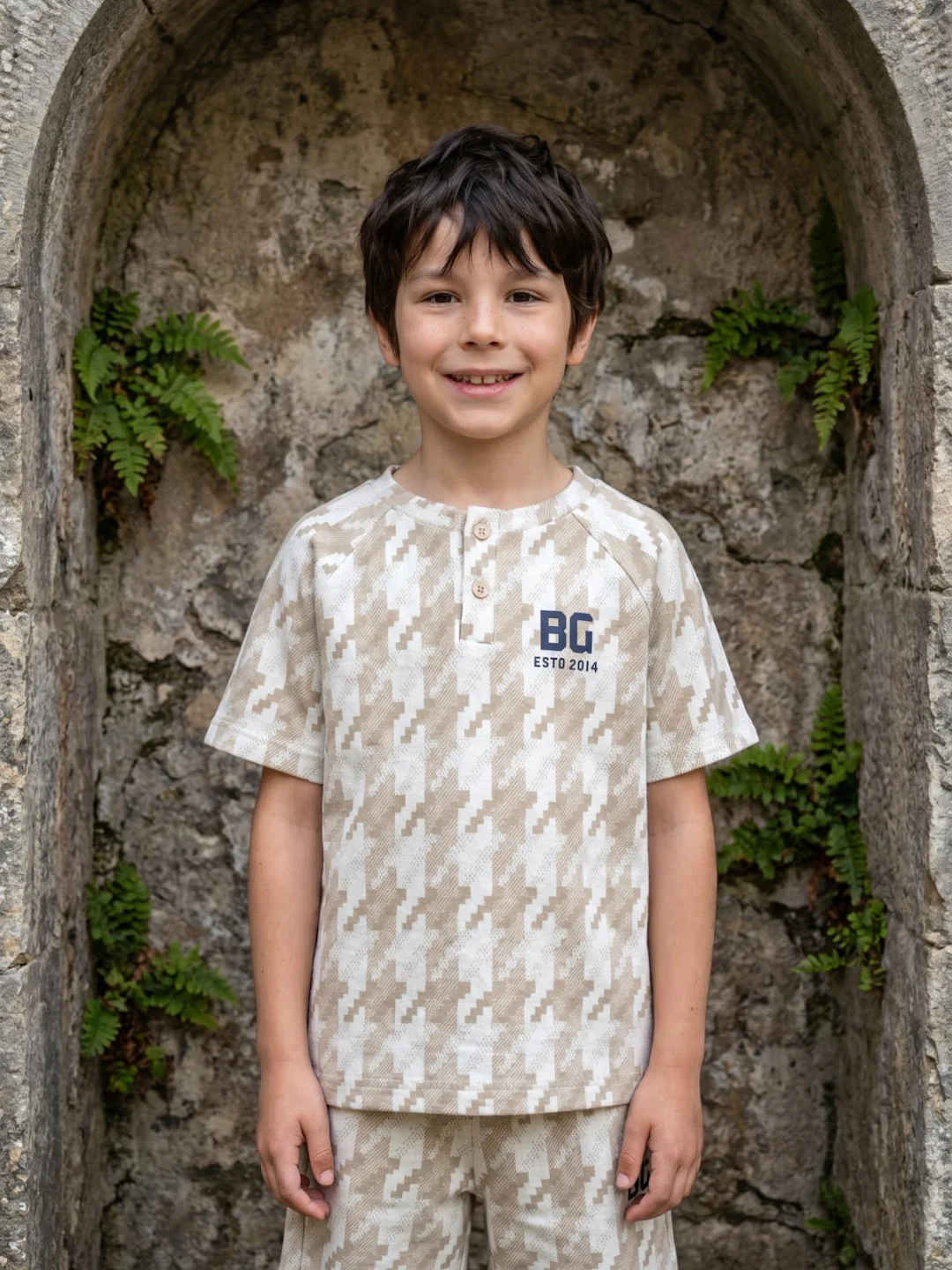Blue Giraffe Boys White Solid Tshirt