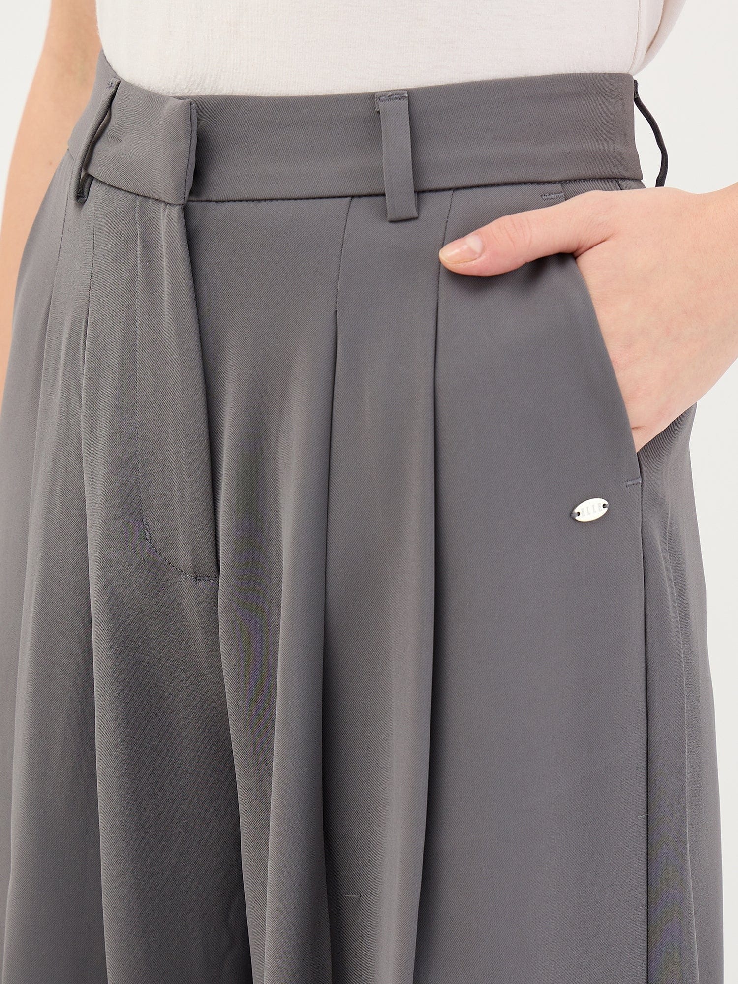 Elle Women Grey Flared Fit Solid Trouser - Image 4