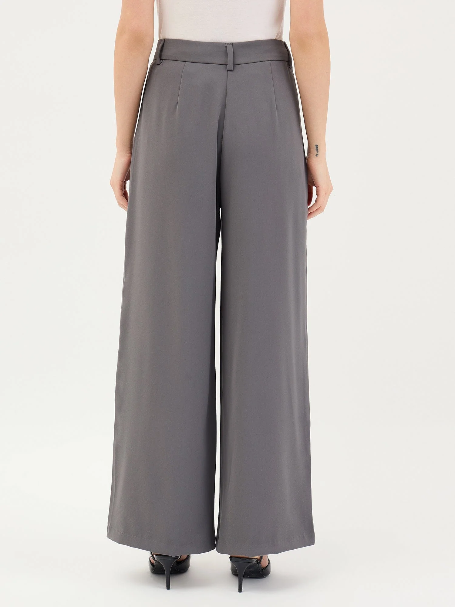 Elle Women Grey Flared Fit Solid Trouser - Image 5