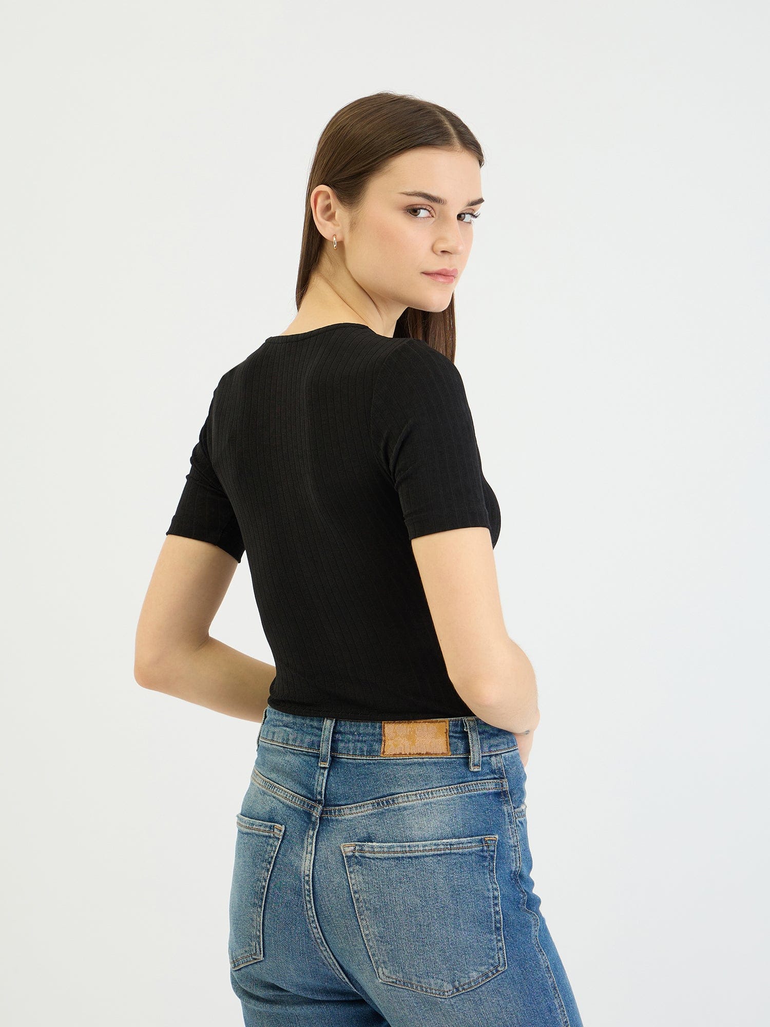 Elle Women Black Solid Scoop Necck Tshirt - Image 3