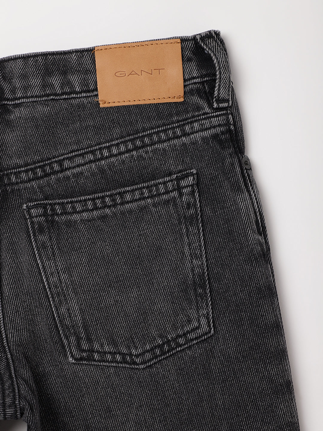 Gant Boys Black Solid Relaxed Fit Jeans - Image 4