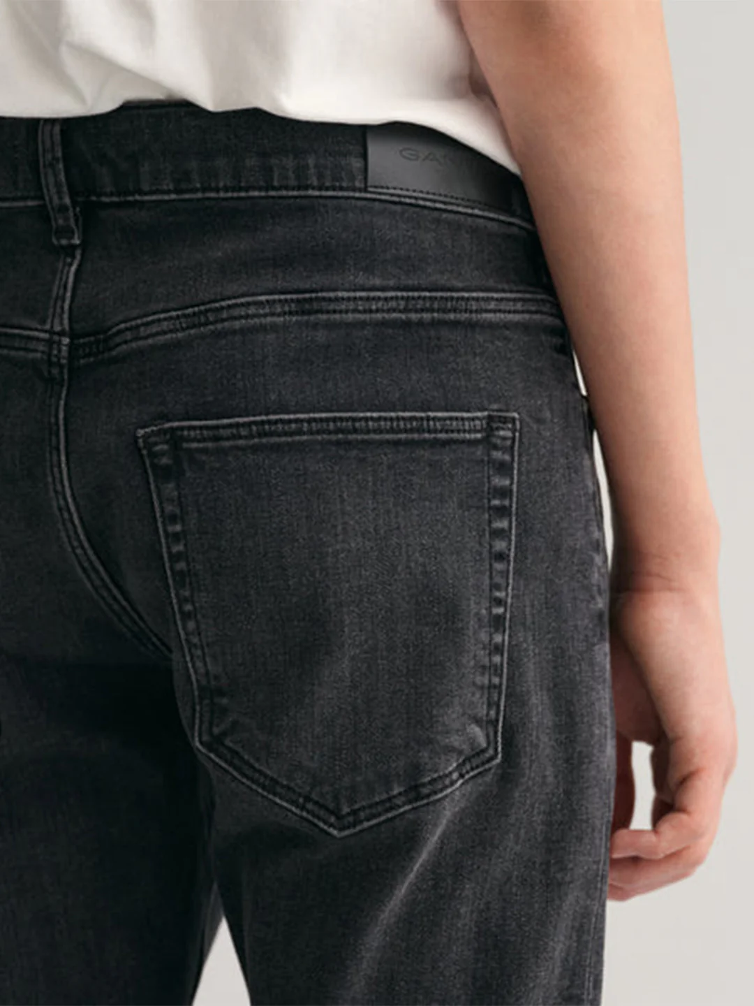 Gant Boys Black Washed Mid-Rise Slim Fit Jeans - Image 3