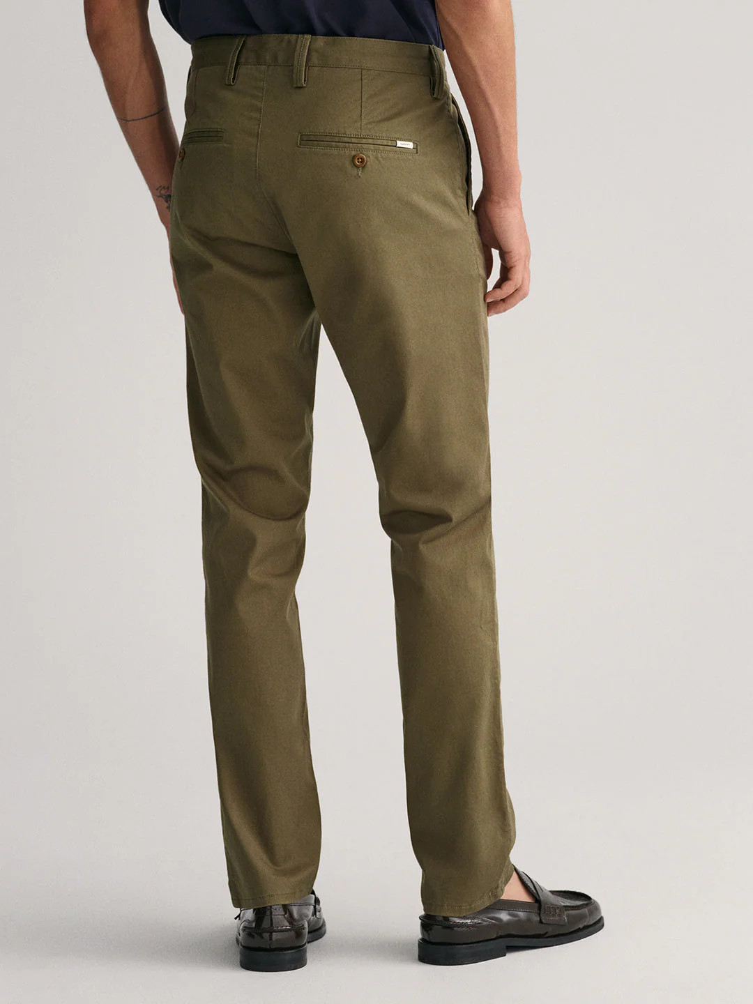 Gant Men Olive Solid Slim Fit Mid-Rise Trouser - Image 2