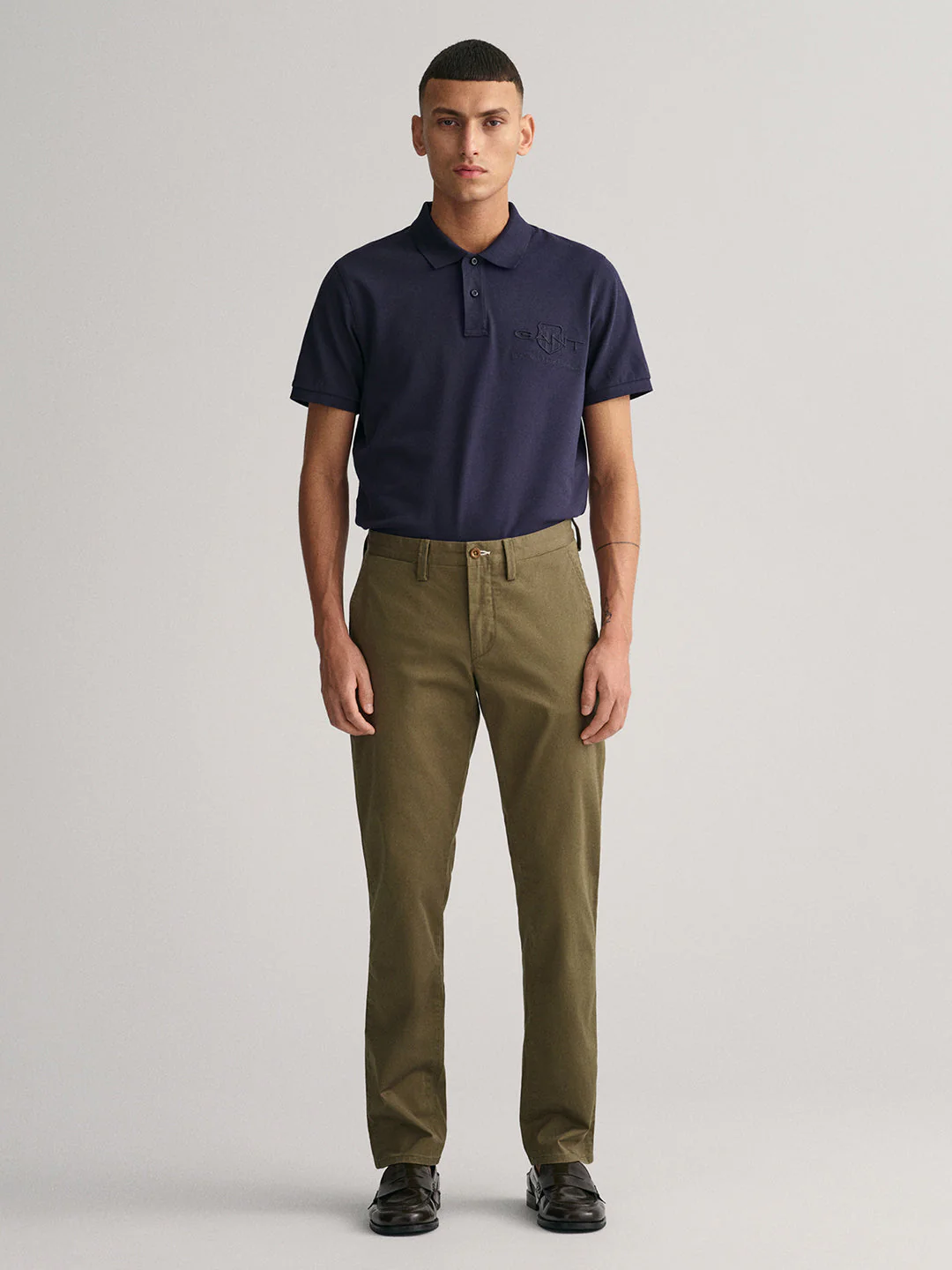 Gant Men Olive Solid Slim Fit Mid-Rise Trouser - Image 3