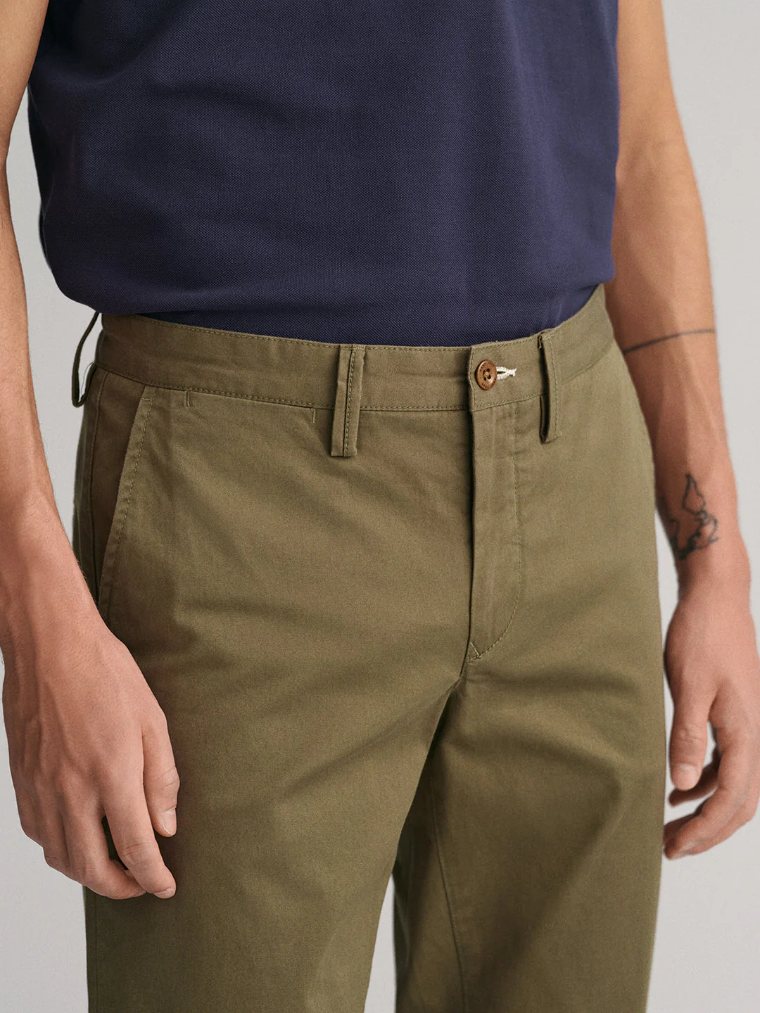 Gant Men Olive Solid Slim Fit Mid-Rise Trouser - Image 4