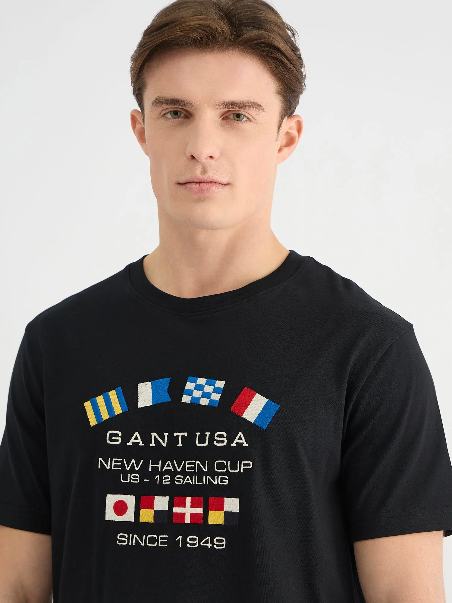 Gant Men Black Regular Fit Solid Crew Neck Tshirt - Image 4