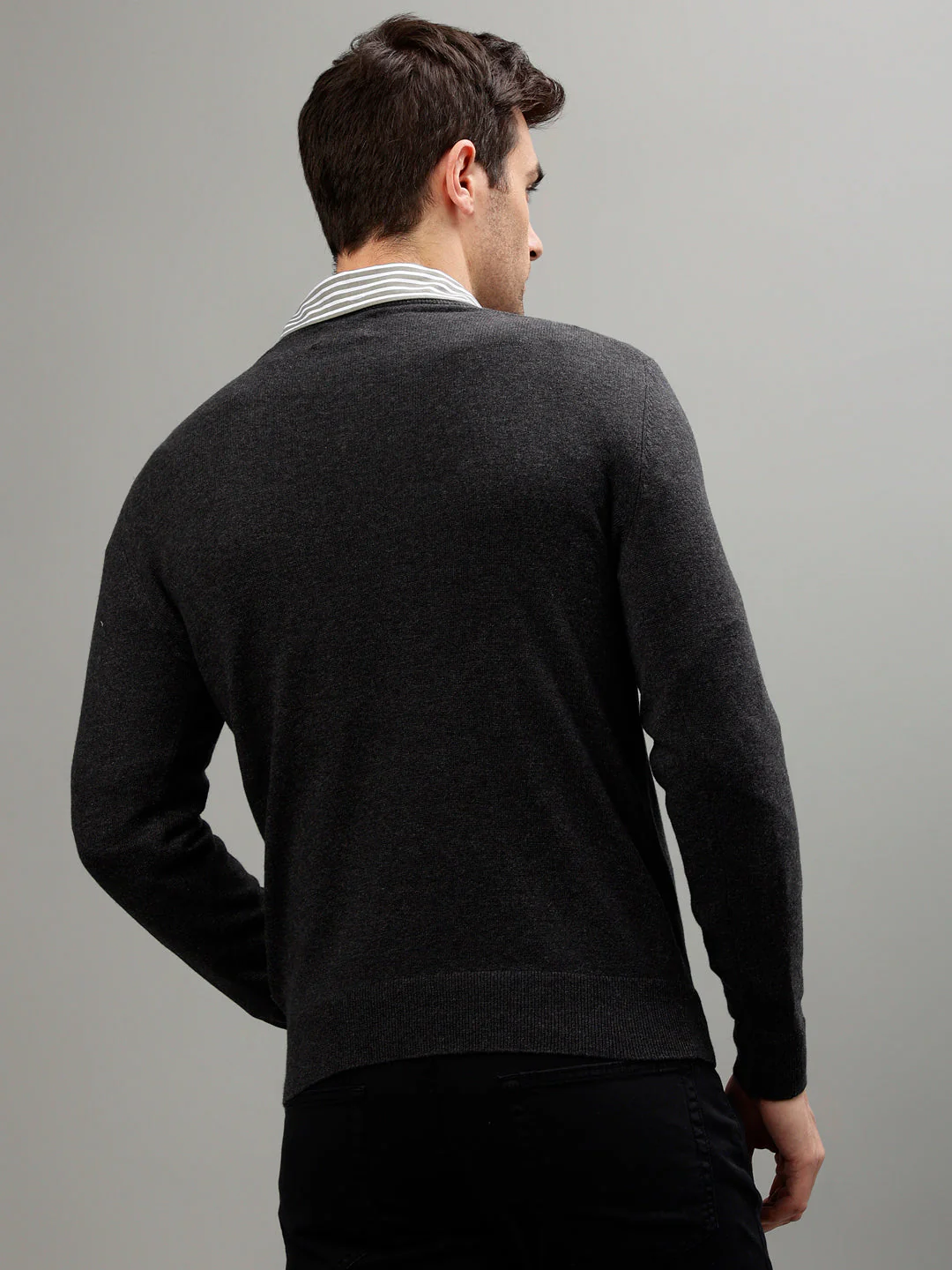 Gant Men Solid V Neck Long Sleeves Sweater - Image 4