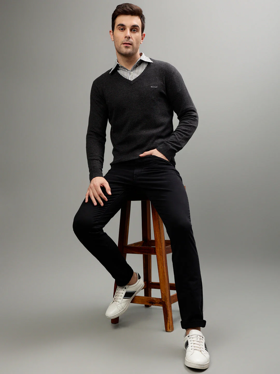 Gant Men Solid V Neck Long Sleeves Sweater - Image 5