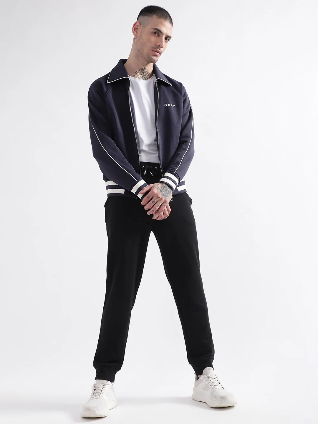Gant Men Black Solid Relaxed Fit Sweatpant - Image 5