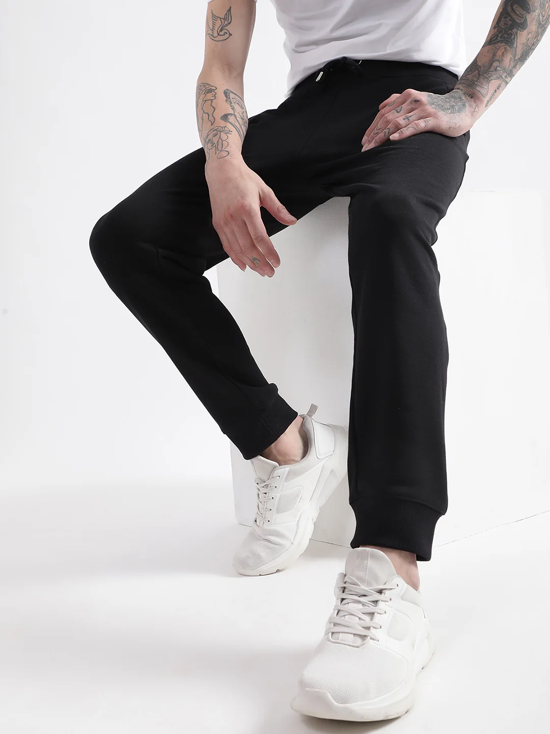 Gant Men Black Solid Relaxed Fit Sweatpant - Image 6