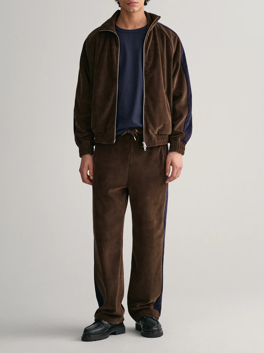 Gant Men Brown Solid Relaxed Fit Sweatpant - Image 3