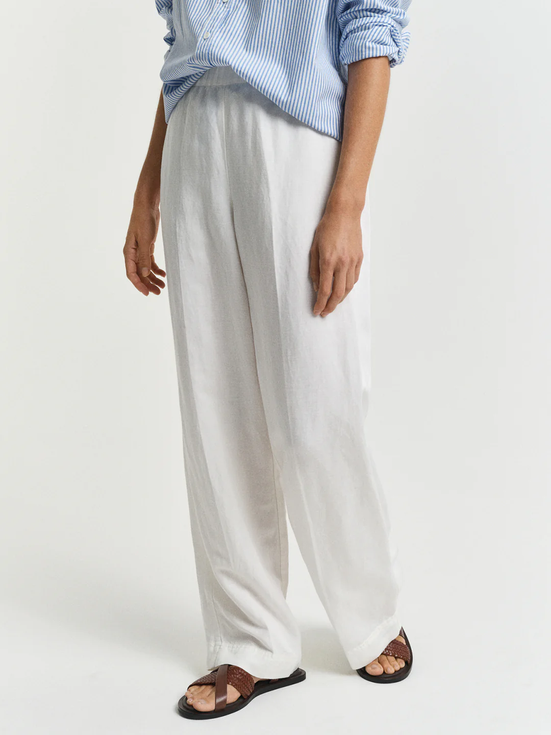 Gant Women Off White Solid Relaxed Fit Flat Front Trouser - Image 2