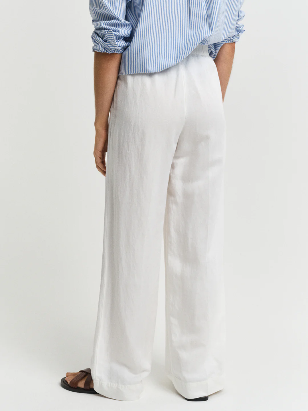 Gant Women Off White Solid Relaxed Fit Flat Front Trouser - Image 4
