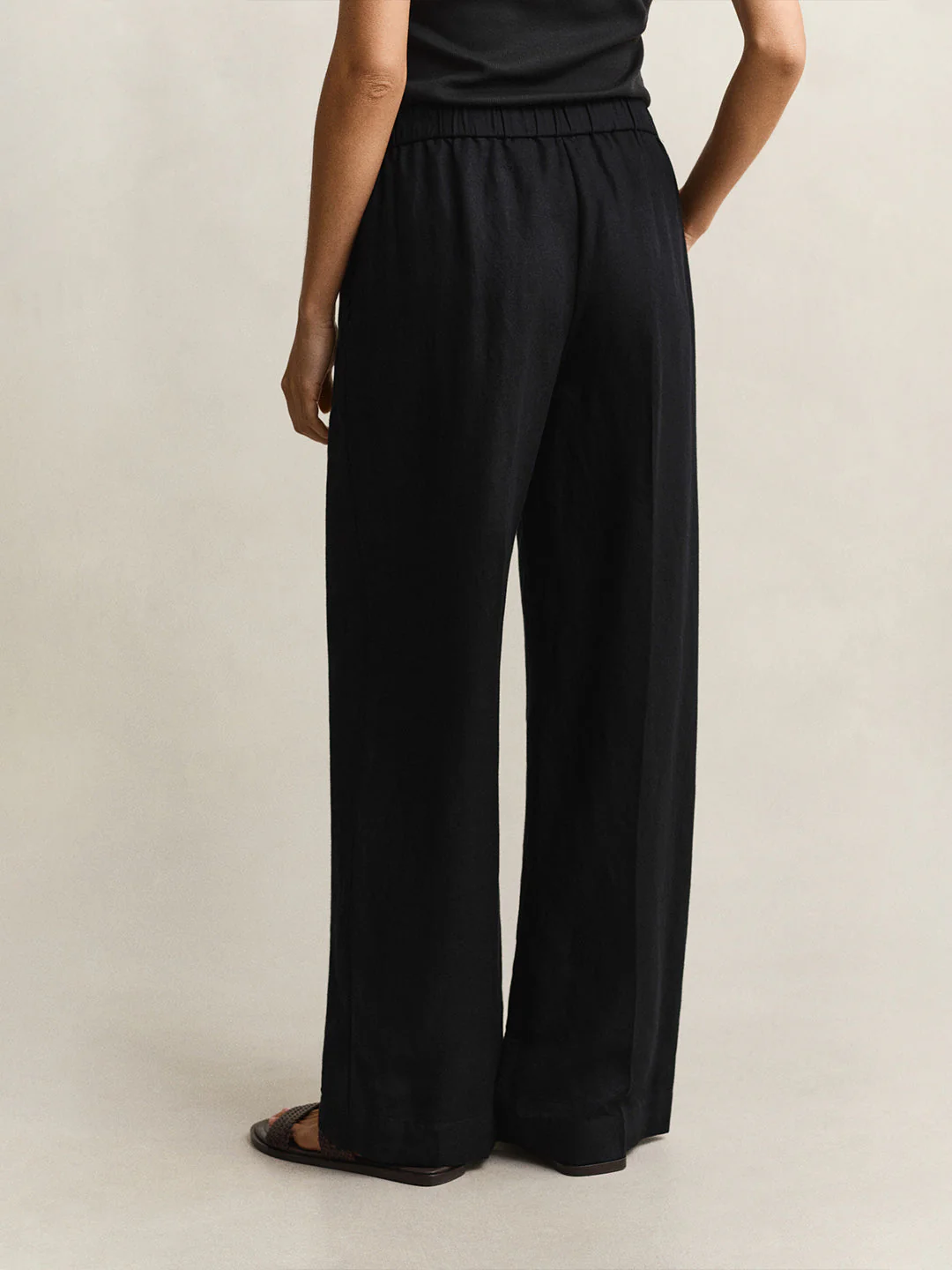 Gant Women Black Solid Relaxed Fit Linen Trouser - Image 3