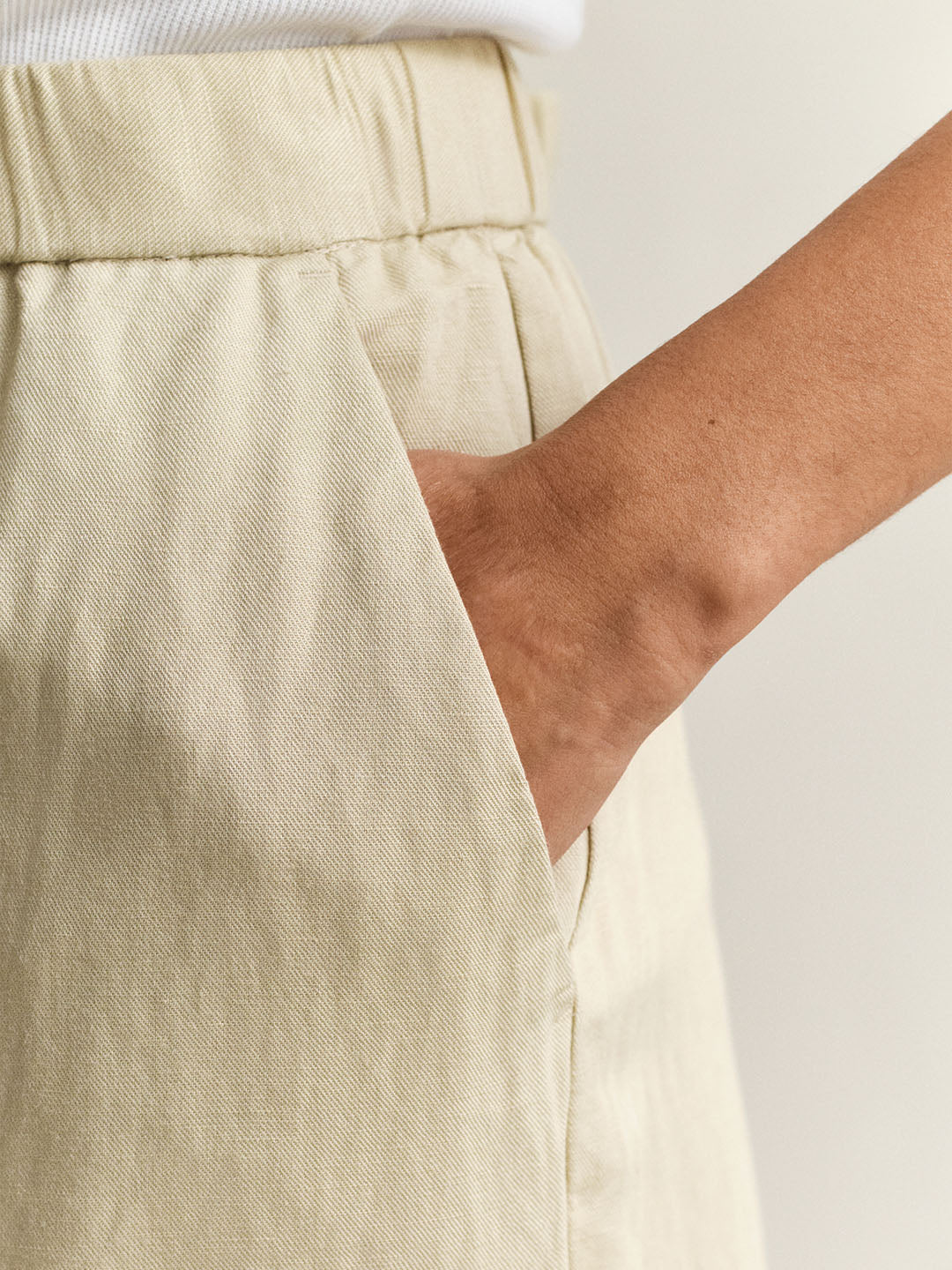 Gant Women Beige Solid Relaxed Fit Linen Trouser - Image 5