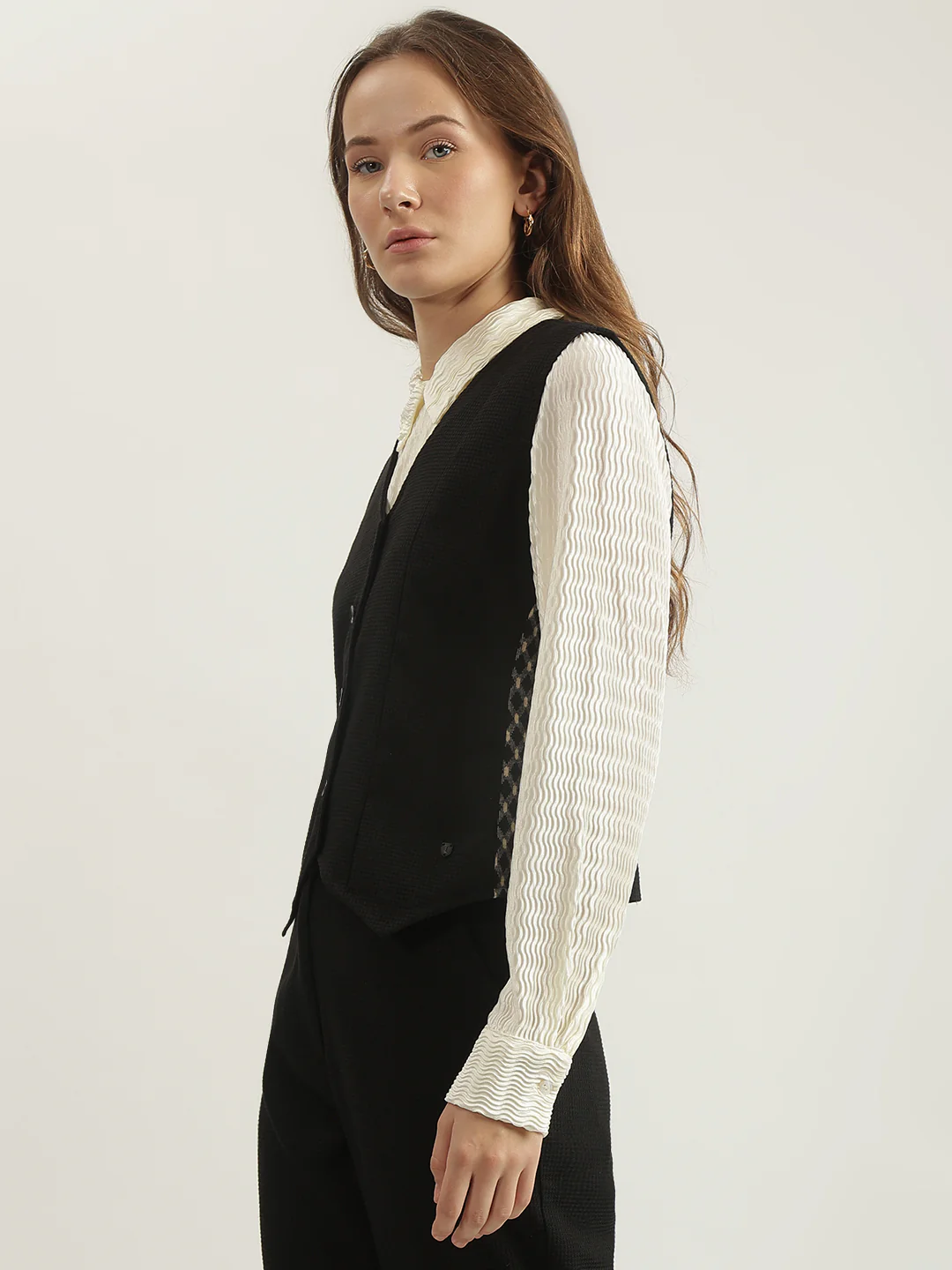 Iconic Women Black Solid V-Neck Sleeveless Waist Coat - Image 3