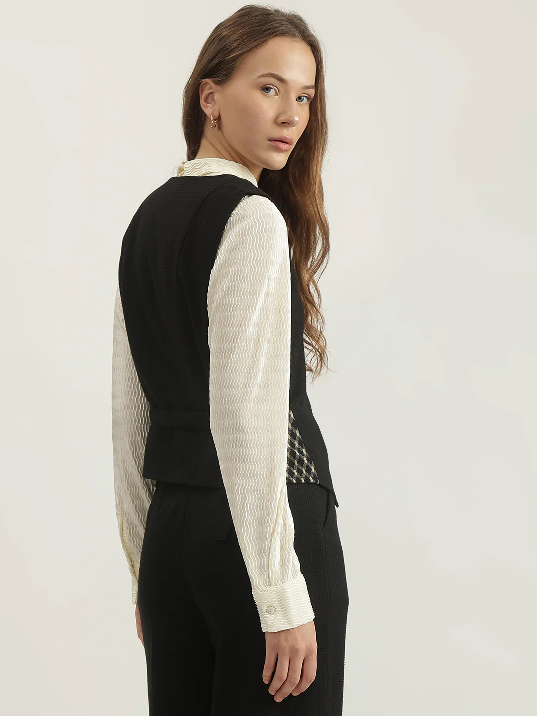 Iconic Women Black Solid V-Neck Sleeveless Waist Coat - Image 4