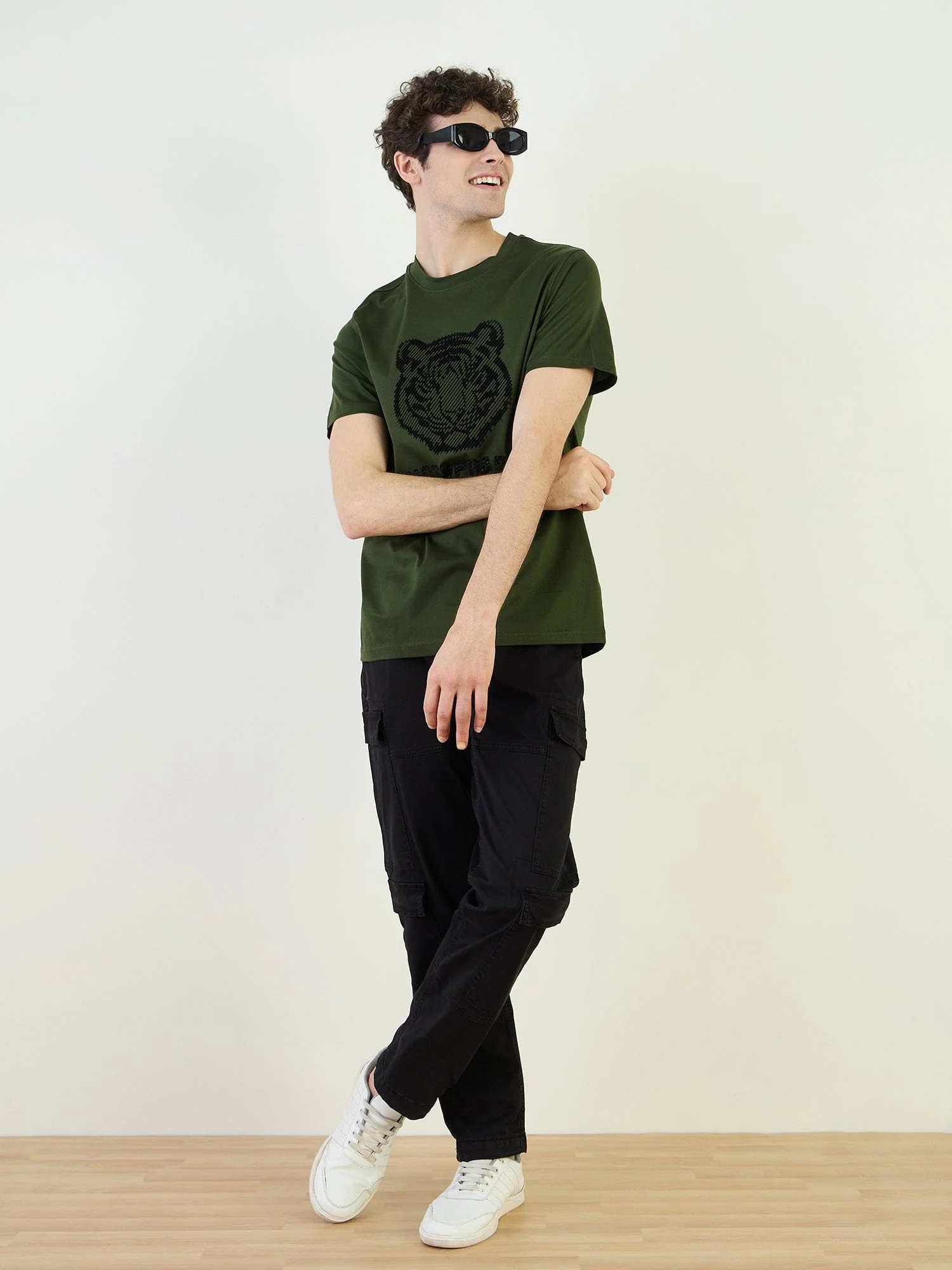 Iconic Men Black Cargo Fit Solid Cargo Trouser - Image 2
