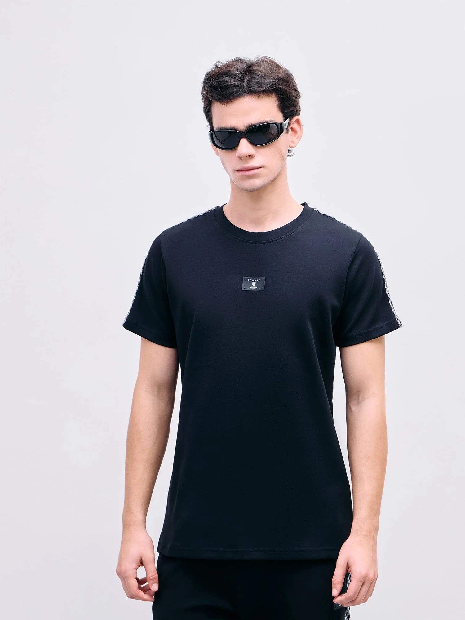 Iconic Men Black Solid Crew Neck Tshirt