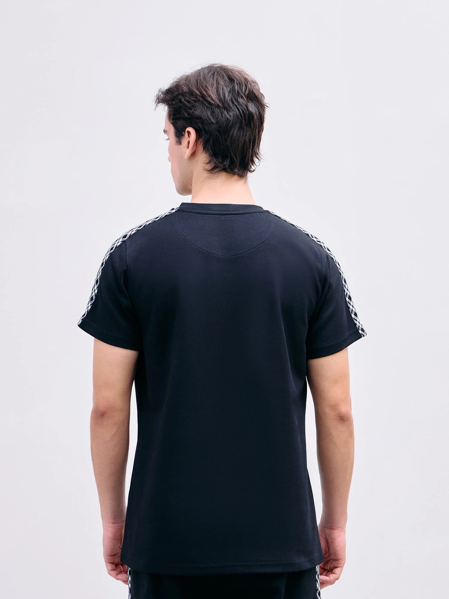 Iconic Men Black Solid Crew Neck Tshirt - Image 3