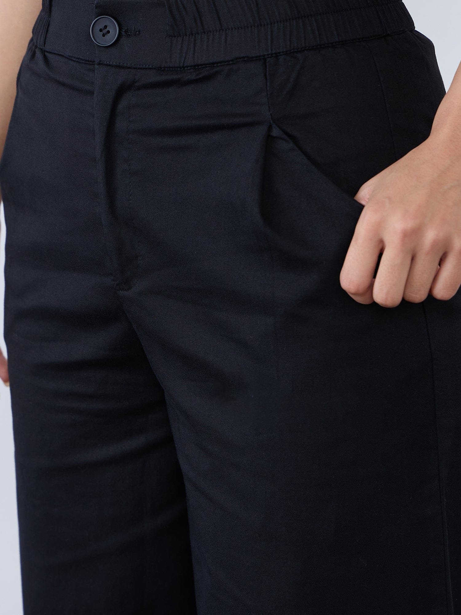 Iconic Women Black Straight Fit Solid Trouser - Image 4