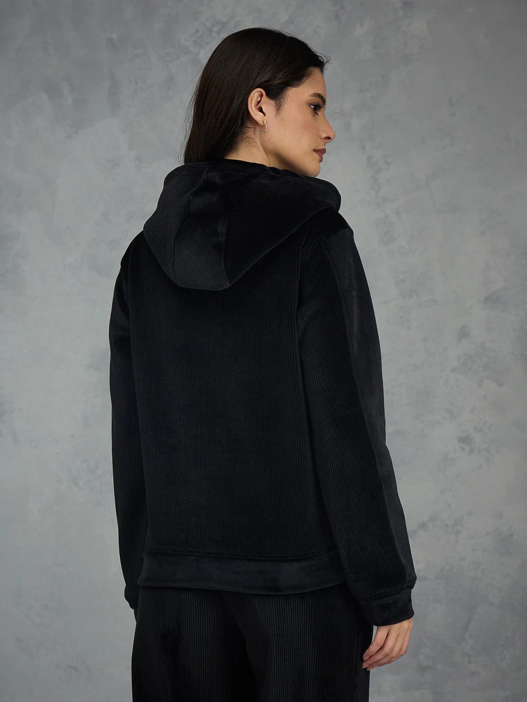 Iconic Women Black Solid Hoodie - Image 5