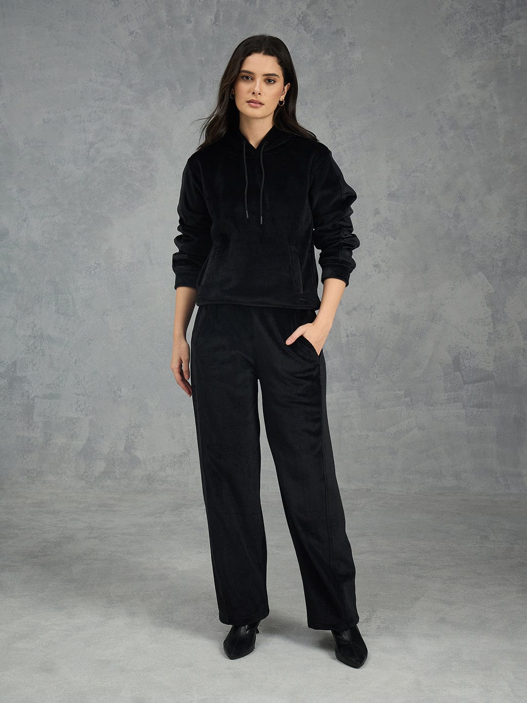 Iconic Women Black Solid Hoodie - Image 6