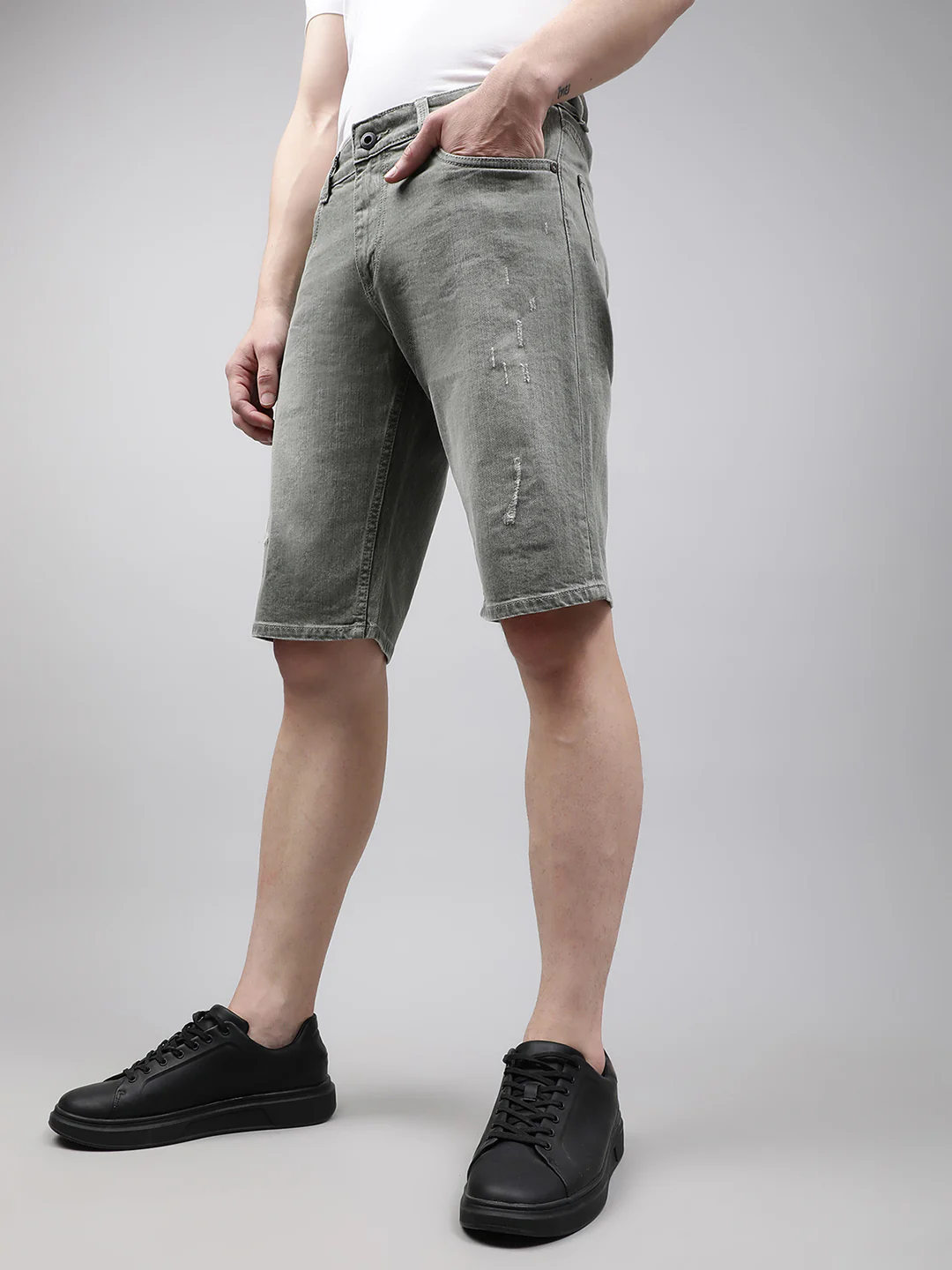 Lindbergh Men Olive Solid Regular Fit Shorts - Image 2
