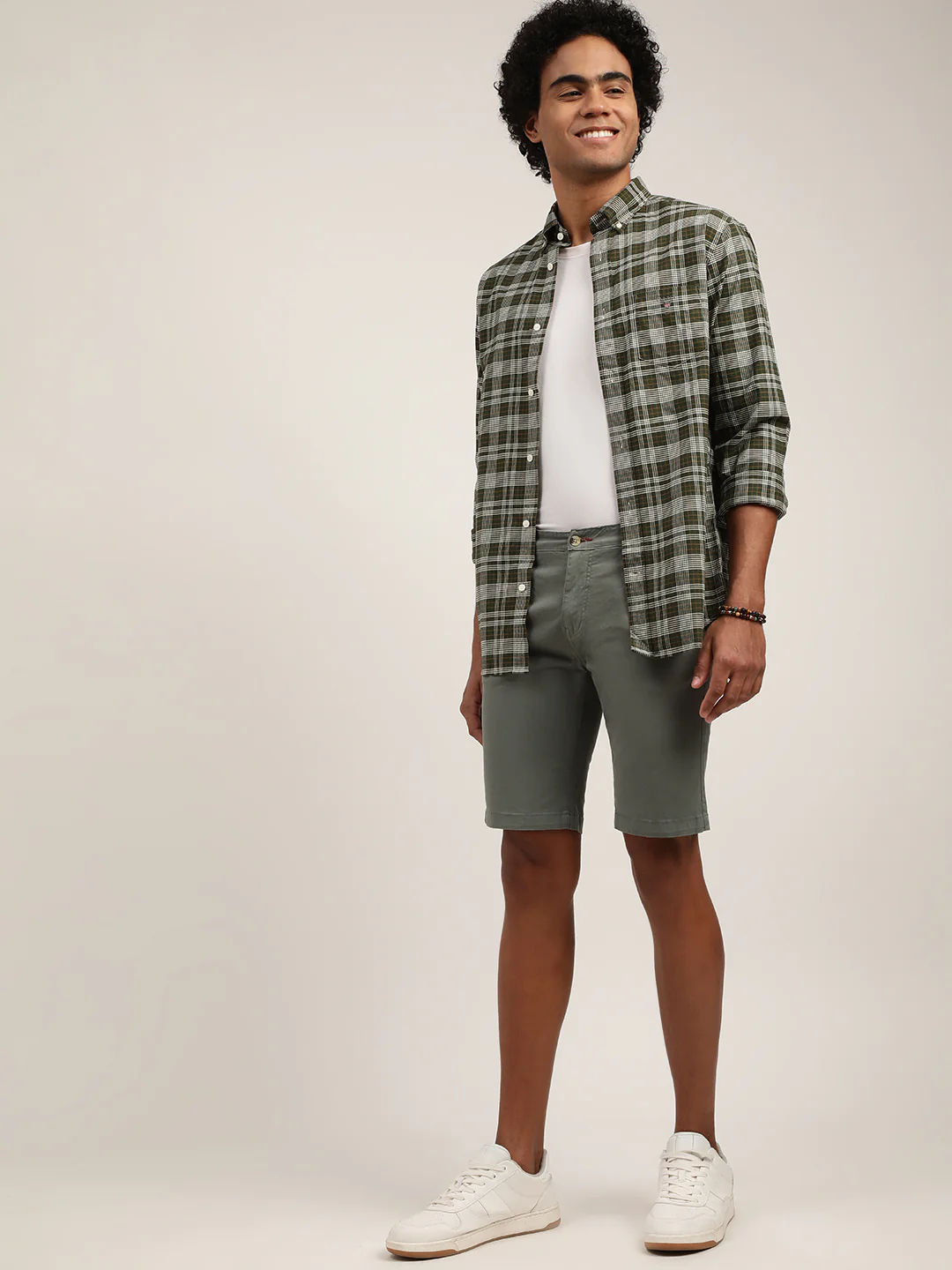 Lindbergh Men Dusty Green Solid Regular Fit Shorts - Image 4