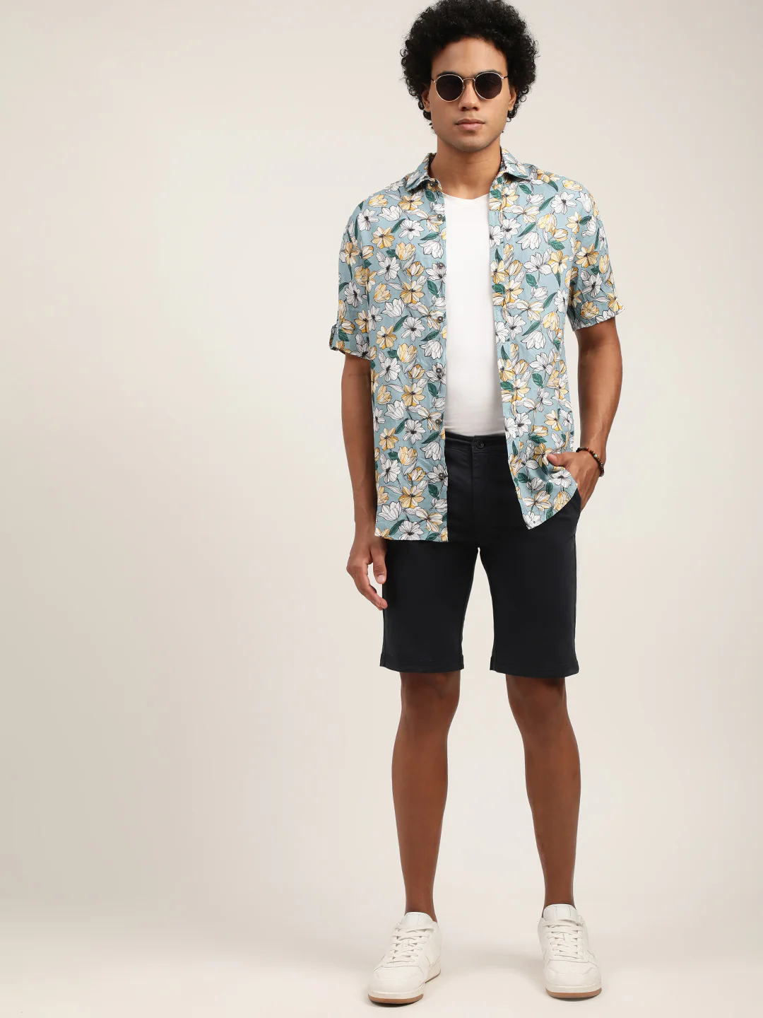 Lindbergh Men Black Solid Regular Fit Shorts - Image 4