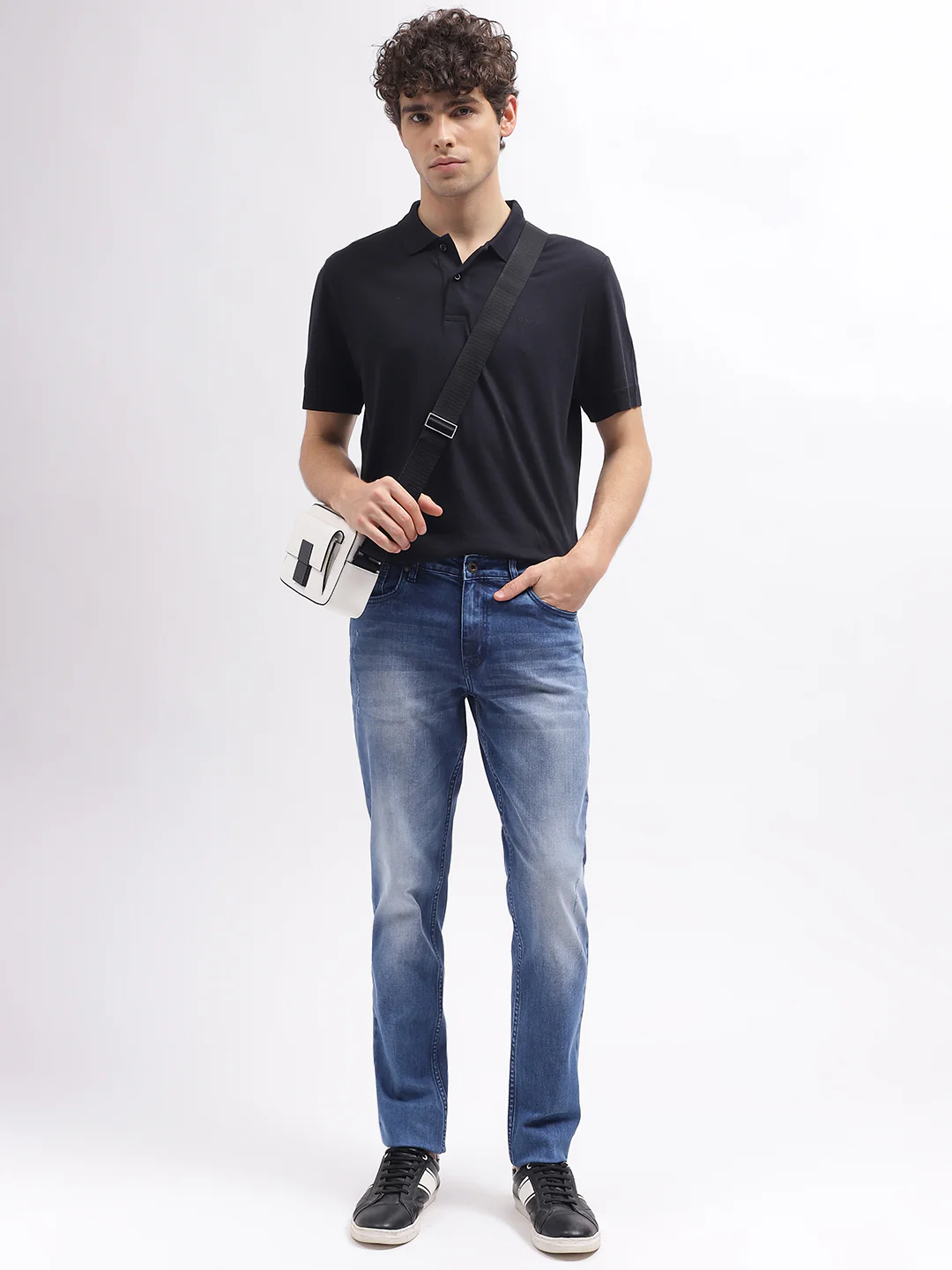 Lindbergh Men Blue Solid Tapered Fit Mid-Rise Jeans - Image 4