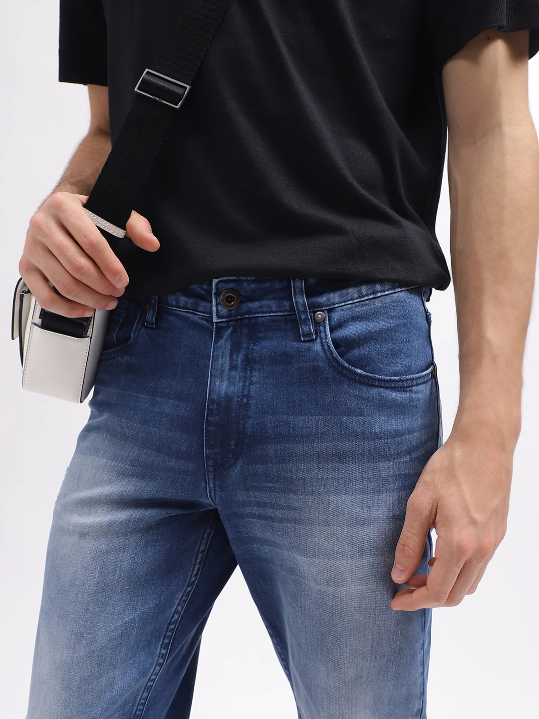 Lindbergh Men Blue Solid Tapered Fit Mid-Rise Jeans - Image 5