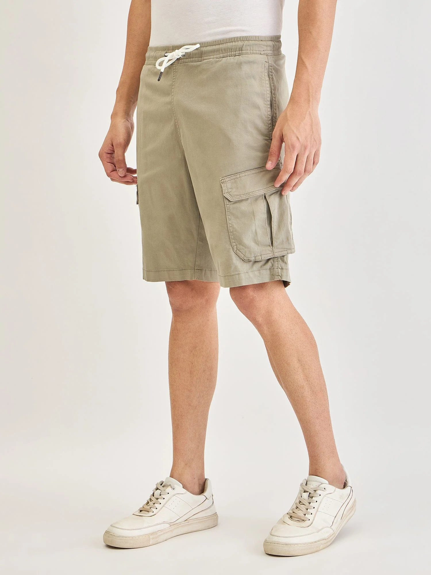 Lindbergh Men Green Relaxed Fit Solid Shorts - Image 3